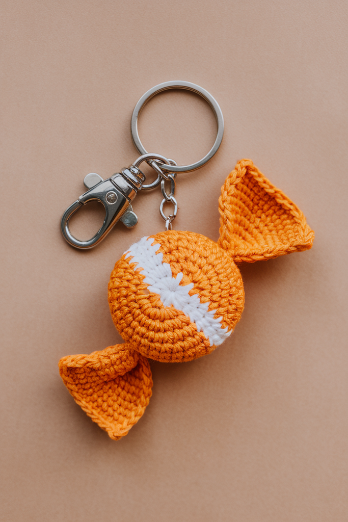 A crochet keychain with a wrapped hallow qE8HIHEQVKOv1QD704VP0w gBbb5IgNRrS8 XI4cuVOAg