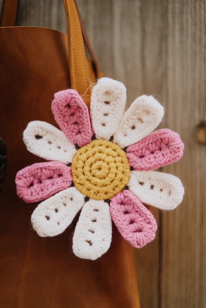 A photo of a daisy bag charm made with y 8 jJ1p7EUDWFqvwC4fJadg uYTxDhBQRiml0498X9fuZA